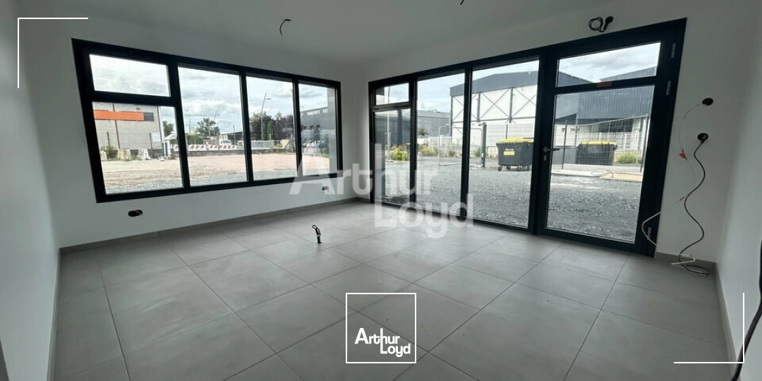 Aux portes de Vichy, dans une ZA simple d'accés, local d'activité de 250m2