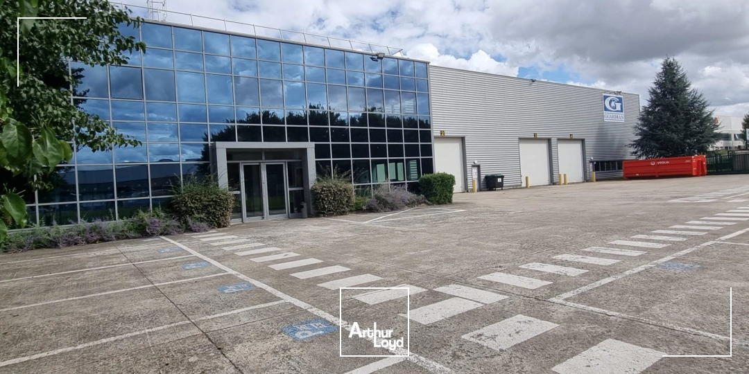Bâtiment industriel indépendant à louer - 2&nbsp;448 m² - Au pied de l'aéroport Roissy CdG et de la Francilienne - 4 portes 4x4,5 m - 2 ponts roulants - Charges maîtrisées