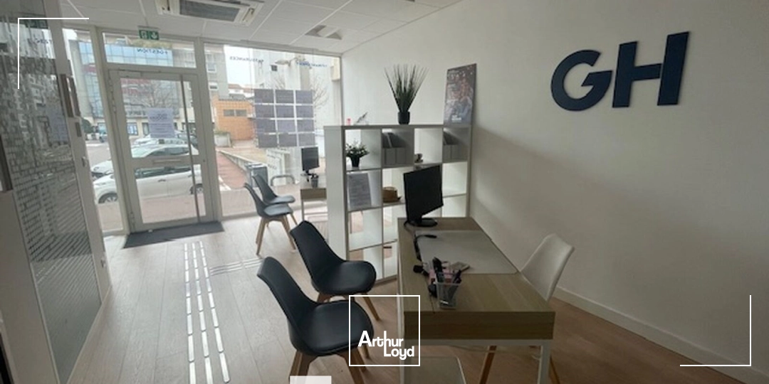 Locaux commerciaux à la location - Place Jean Monnet - Meyzieu