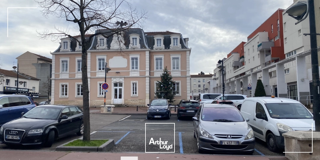 Locaux commerciaux à la location - Place Jean Monnet - Meyzieu