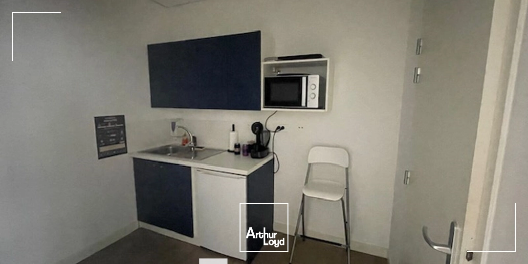 Locaux commerciaux à la location - Place Jean Monnet - Meyzieu