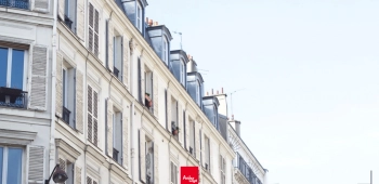 Photo immeuble parisien avec logo Arthur Loyd