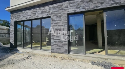 AVRILLE LOCAL COMMERCIAL DE 190 M² A VENDRE AVEC BELLE VISIBILITE - Offre immobilière - Arthur Loyd