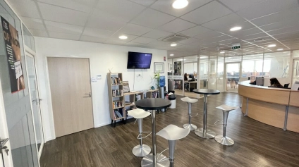 BUREAUX DE 220 M² À LOUER  ZONE TERTIAIRE DYNAMIQUE À POITIERS AVEC PARKINGS ET VISIBILITE - Offre immobilière - Arthur Loyd