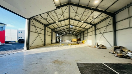 A LOUER - ZA ST JEAN DE LA NEUVILLE - SUPERBE BÂTIMENT NEUF 750 m2 SUR ZONE EN DÉVELOPPEMENT CROISSANT - Offre immobilière - Arthur Loyd