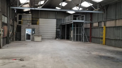 À vendre - Local d'activité de 772 m² avec atelier grande hauteur, bureaux et terrain clos - Offre immobilière - Arthur Loyd