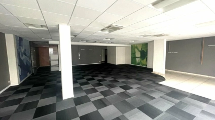 Local professionnel d'environ 149 m² à louer à Poitiers  Visibilité exceptionnelle et accessibilité Gare TGV - Offre immobilière - Arthur Loyd