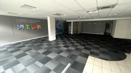Local professionnel d'environ 149 m² à acheter à Poitiers  Visibilité exceptionnelle et accessibilité Gare TGV - Offre immobilière - Arthur Loyd