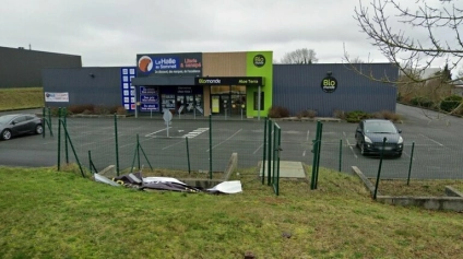 LOCAL COMMERCIAL A LOUER DE 800m² A AZAY LE BRULE - Offre immobilière - Arthur Loyd