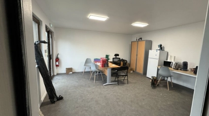 TOURS EST MONTLOUIS-SUR-LOIRE - A LOUER LOCCAL 268 M2 - PARKINGS EN FACADE - CONNEUIL - Offre immobilière - Arthur Loyd