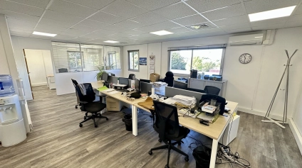 BUREAUX À LOUER À PROXIMITÉ DE L'AÉROPORT AVEC PARKING - Offre immobilière - Arthur Loyd