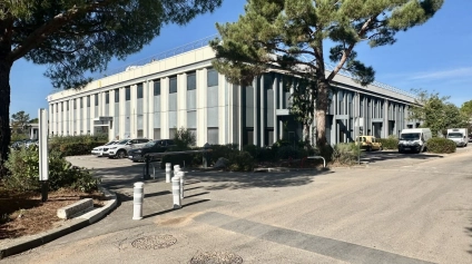 Local d'activités et bureaux à LOUER sur un site sécurisé avec places de parking à VITROLLES - Offre immobilière - Arthur Loyd