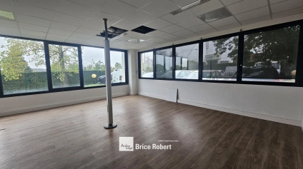 A louer - LE LUMIERE - Bureaux avec espace de stockage - Bron - Offre immobilière - Arthur Loyd