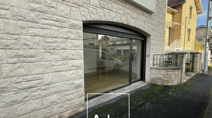 Local professionnel rénové de 25 m² avec vitrine et parking privatif  Proximité centre-ville Brive - Offre immobilière - Arthur Loyd