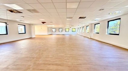 BUREAUX RENOVÉS A LOUER A VITROLLES - Offre immobilière - Arthur Loyd