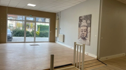 Excellente visibilité. Bel emplacement sur axe passant. Locaux de 502 m2 situés proche du centre ville de Soissons. Disponible immédiatement. - Offre immobilière - Arthur Loyd