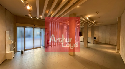 Local commercial d'angle à forte visibilité Surface développée et prestations complètes - Offre immobilière - Arthur Loyd