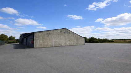 Opportunité d'acheter louer cet entrepôt , Show-room, Bureaux en excellent état et qui offre de nombreuses possibilités Incroyable effet d'enseigne sur un axe très passant , à proxi... - Offre immobilière - Arthur Loyd