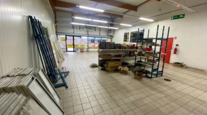 LOCAUX COMMERCIAUX 400 M² PROXIMITE HOPITAL DE MORLAIX PLOURIN LES MORLAIX - Offre immobilière - Arthur Loyd