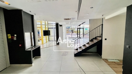 Local commercial à louer - 216 m² avec terrasse et extensions possibles - Emplacement premium en galerie commerciale - Offre immobilière - Arthur Loyd