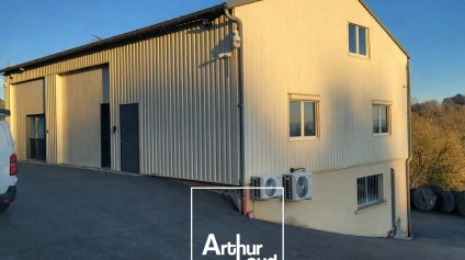Local d'activité avec bureaux climatisés, salle de réunion et accès PMR  Ussac (axe Saint-Antoine) - Offre immobilière - Arthur Loyd