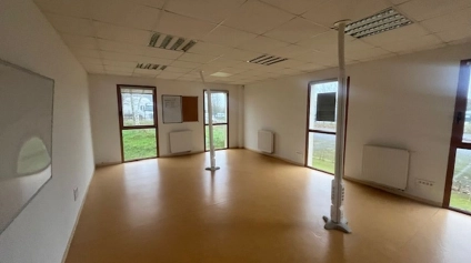 A LOUER / A VENDRE : BATIMENT DE BUREAUX - 760 M² - SAINT EVARZEC - Offre immobilière - Arthur Loyd