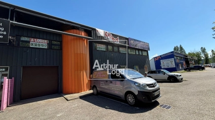 LOCAL ACTIVITE COMBOIRE 272m² A LOUER AVEC PORTE SECTIONNELL - Offre immobilière - Arthur Loyd