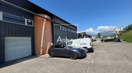 LOCAL ACTIVITE COMBOIRE 350m² A LOUER AVEC PORTE SECTIONNELL - Offre immobilière - Arthur Loyd