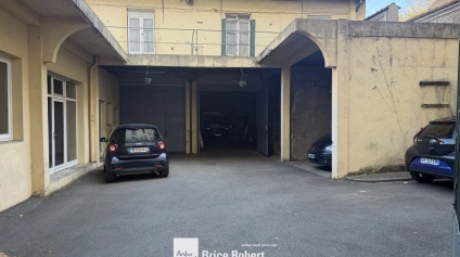Entrepôt à vendre avec bureaux et cour privative à Lyon surface optimisée - Offre immobilière - Arthur Loyd