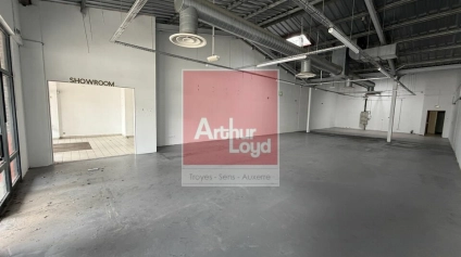 Location Local Commercial 396 m² à Pont-Sainte-Marie  Emplacement Premium MacArthur Glen - Offre immobilière - Arthur Loyd