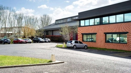 Locaux d’activité à louer à Saint-Denis avec accès autoroutes et sécurité - Offre immobilière - Arthur Loyd