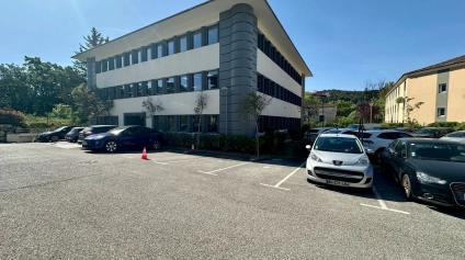 BUREAUX EN ÉTAGE CLOISONNÉS À LOUER AU THOLONET - Offre immobilière - Arthur Loyd