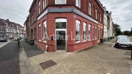 Local commercial rénové à louer à Lys-lez-Lannoy avec grande vitrine - Offre immobilière - Arthur Loyd