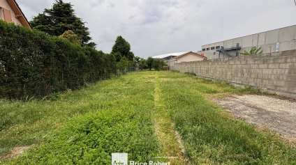 Terrain à vendre en zone commerciale à Meyzieu avec accès transports et stade - Offre immobilière - Arthur Loyd