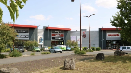 CELLULE COMMERCIALE 195M2 - CENTRE COMMERCIAL LES CERISIERS - Offre immobilière - Arthur Loyd