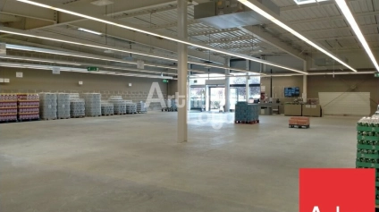 A LOUER LOCAL COMMERCIAL EN ZONE COMMERCIALE ACTIVE SUR MONTMORILLON (86) - Offre immobilière - Arthur Loyd