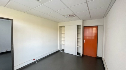 POITIERS CENTRE CITEE JUDICIAIRE - BUREAUX A VENDRE AVEC 7 PLACES DE STATIONNEMENT - Offre immobilière - Arthur Loyd