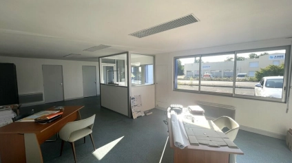 BUREAUX LIVRES ENTIEREMENT RENOVES ZONE REPUBLIQUE 65.5M² - Offre immobilière - Arthur Loyd