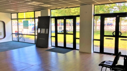 POITIERS EST VISIBILITE EXCEPTIONNELLE BUREAUX COMMERCIAL AVEC VITRINE A LOUER FACE A LA PATINOIRE - 121M² - Offre immobilière - Arthur Loyd