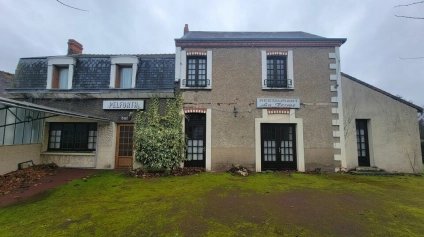 À proximité immédiate de Châtellerault et de Dangé-Saint-Romain, cette ancien restaurant de caractère à rénover développe environ 300 m² de surface bâtie sur un terrain de 1 000... - Offre immobilière - Arthur Loyd