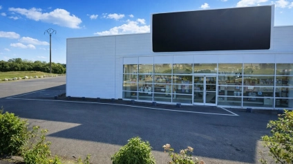 INVESTISSEMENT LOCAL COMMERCIAL A VENDRE - 1800 M² - POITIERS - Offre immobilière - Arthur Loyd