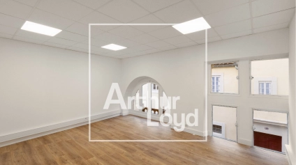 Bureaux à louer Montpellier centre rénovés avec cave et cuisine équipée - Offre immobilière - Arthur Loyd