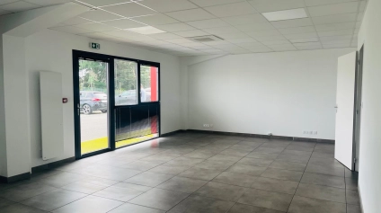 Location bureaux neufs 120m2 à Donges avec étage et accès périphérique - Offre immobilière - Arthur Loyd
