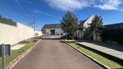Bureaux rénovés à vendre à La Verrière avec jardin japonais - Offre immobilière - Arthur Loyd