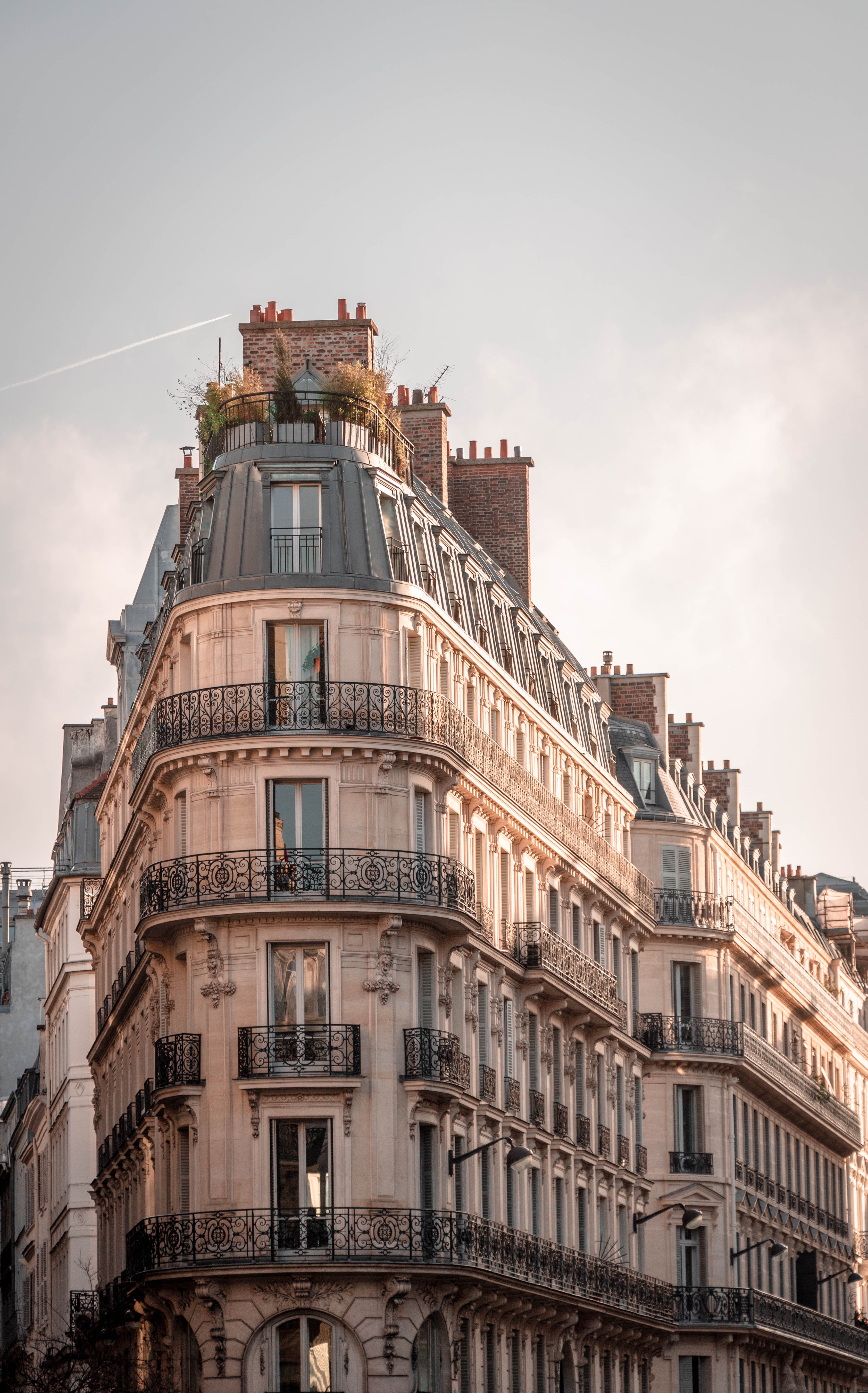 vue d'un immeuble d'angle haussmannien parisien
